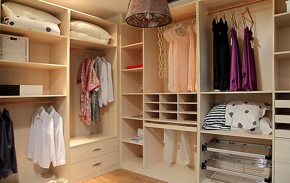 利用純堿(jian)去除衣櫥(chu)的臭味