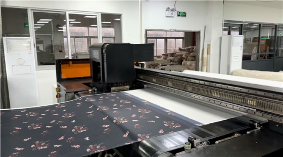 數(shù)碼印花打印(yin)進布時織物(wu)出現皺痕如(rú)何解決?