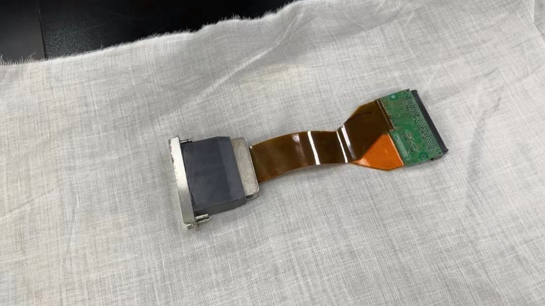 數碼(mǎ)印花機墨水幹在(zài)噴頭上如何清洗(xǐ)?